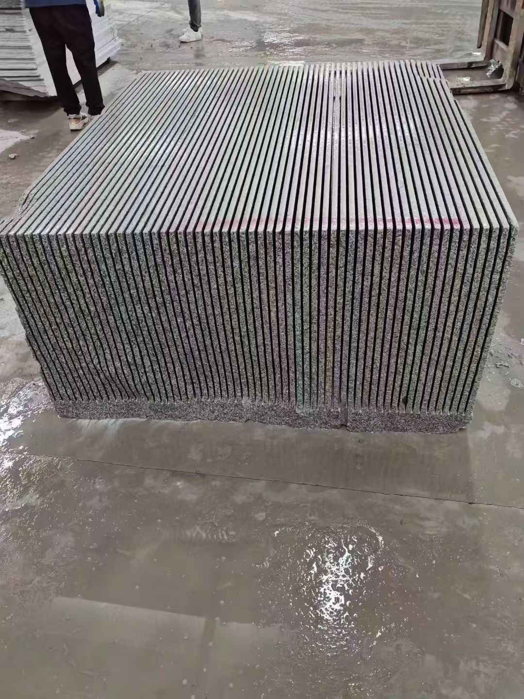 湘潭芝麻白毛板荒料切割